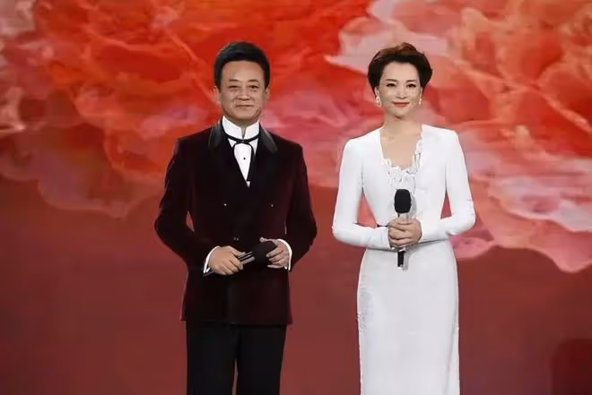 朱軍老婆譚梅慶祝結婚30年,高調曬夫妻合照,朱軍滿臉憔悴疲勞