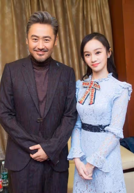 54歲吳秀波移居英國,身材發福大肚便便,鬍子頭髮全白變化超大