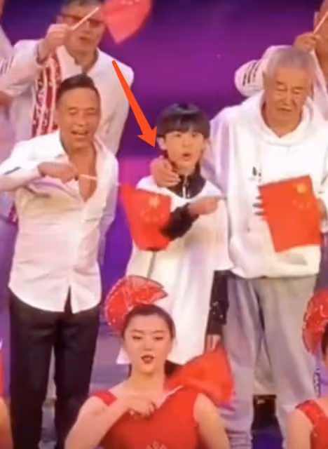 趙本山攜外孫演出亮相,摟抱緊貼顯疼愛,年僅10歲已有外公肩膀高