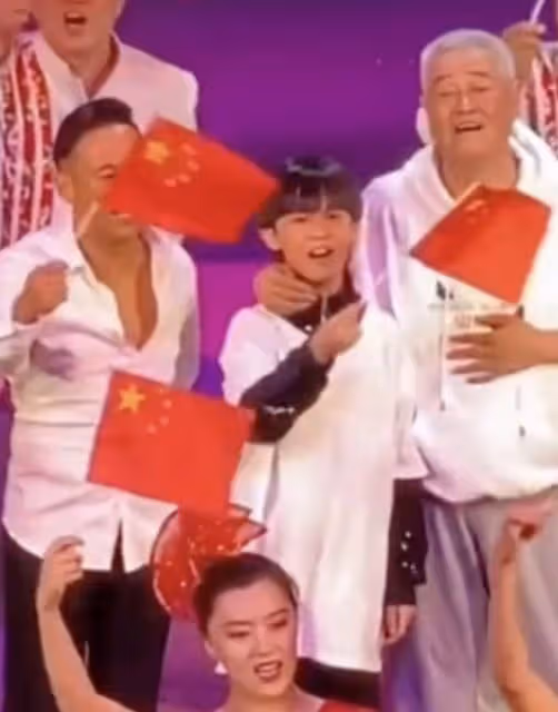 趙本山攜外孫演出亮相,摟抱緊貼顯疼愛,年僅10歲已有外公肩膀高