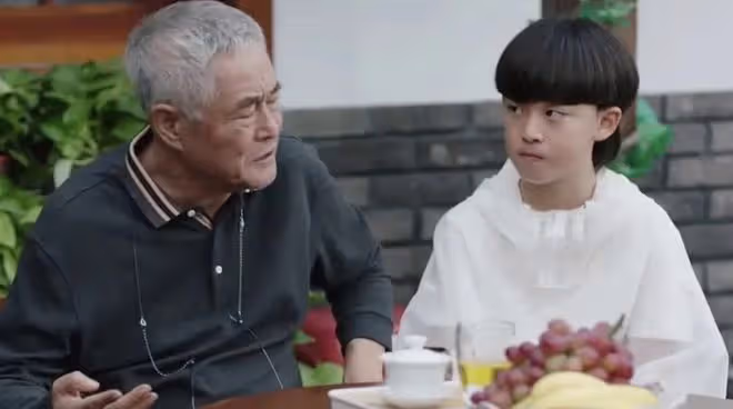 趙本山攜外孫演出亮相,摟抱緊貼顯疼愛,年僅10歲已有外公肩膀高