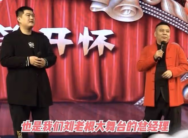 趙本山攜外孫演出亮相,摟抱緊貼顯疼愛,年僅10歲已有外公肩膀高