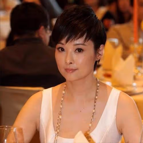 被寵12年不願結婚,他娶了奧運冠軍家庭美滿,她卻三婚50歲無子女