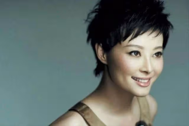 被寵12年不願結婚,他娶了奧運冠軍家庭美滿,她卻三婚50歲無子女