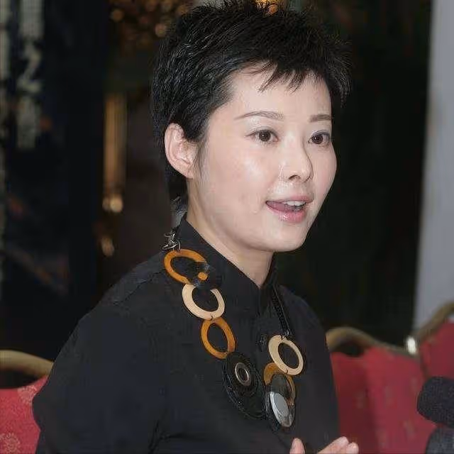 被寵12年不願結婚,他娶了奧運冠軍家庭美滿,她卻三婚50歲無子女