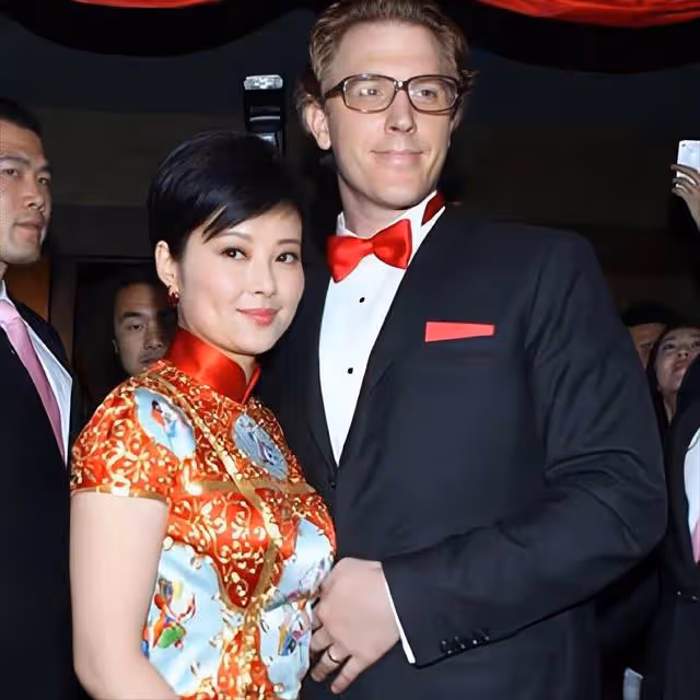 被寵12年不願結婚,他娶了奧運冠軍家庭美滿,她卻三婚50歲無子女