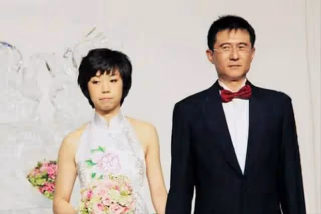 被寵12年不願結婚,他娶了奧運冠軍家庭美滿,她卻三婚50歲無子女