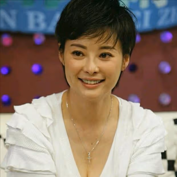 被寵12年不願結婚,他娶了奧運冠軍家庭美滿,她卻三婚50歲無子女