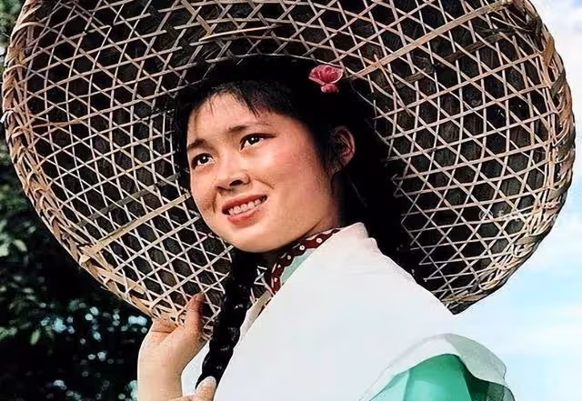 同是演「劉三姐」走紅,黃婉秋榮耀一生,她卻37歲被處決,為啥?
