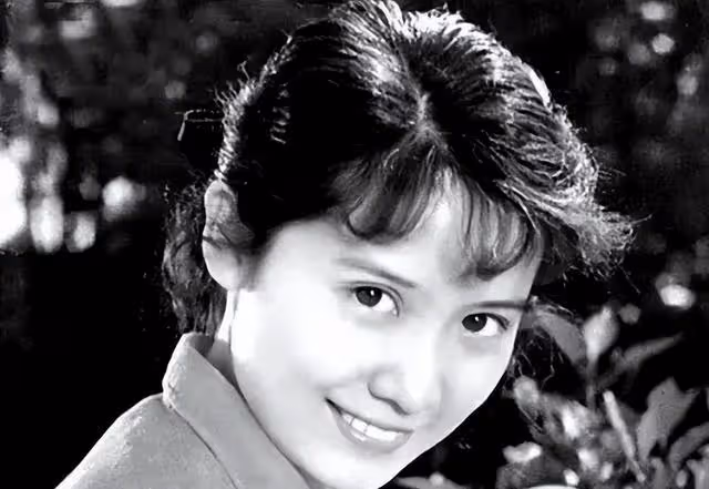 同是演「劉三姐」走紅,黃婉秋榮耀一生,她卻37歲被處決,為啥?