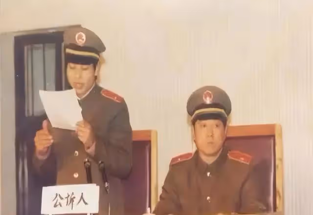 同是演「劉三姐」走紅,黃婉秋榮耀一生,她卻37歲被處決,為啥?