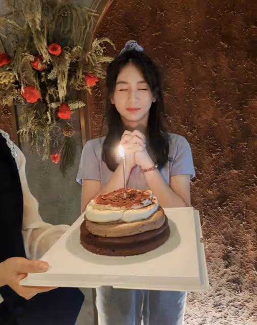 田亮曬15歲女兒慶生照,森碟許願偷瞄好俏皮,粉絲以她名義做公益