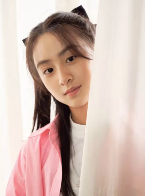 田亮曬15歲女兒慶生照,森碟許願偷瞄好俏皮,粉絲以她名義做公益