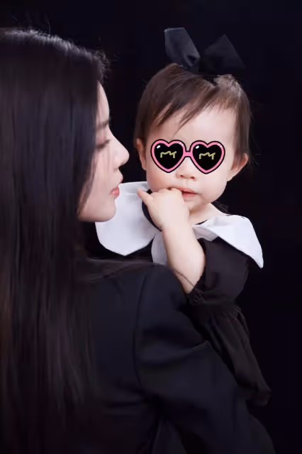 王燦攜女兒小蛋餃出境，黑色西裝內搭藍色短褲背心，顯現好身材