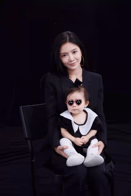 王燦攜女兒小蛋餃出境，黑色西裝內搭藍色短褲背心，顯現好身材