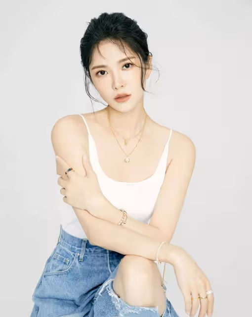 王燦攜女兒小蛋餃出境，黑色西裝內搭藍色短褲背心，顯現好身材