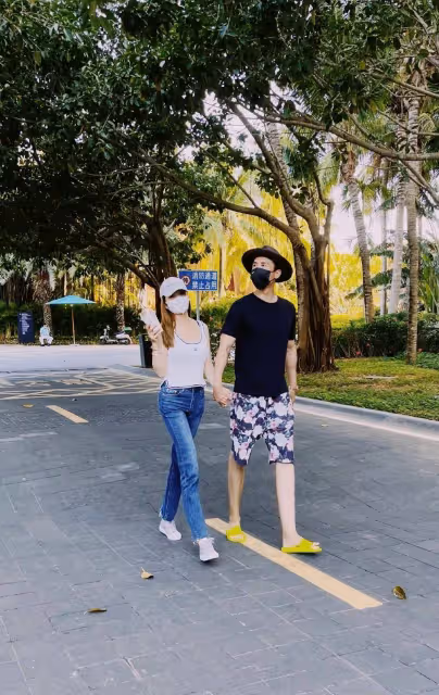 王燦攜女兒小蛋餃出境，黑色西裝內搭藍色短褲背心，顯現好身材