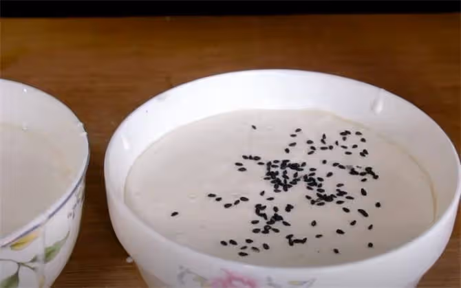 教你用碗蒸米糕，不用泡打粉，鬆軟香甜不粘牙，大米這樣做真好吃