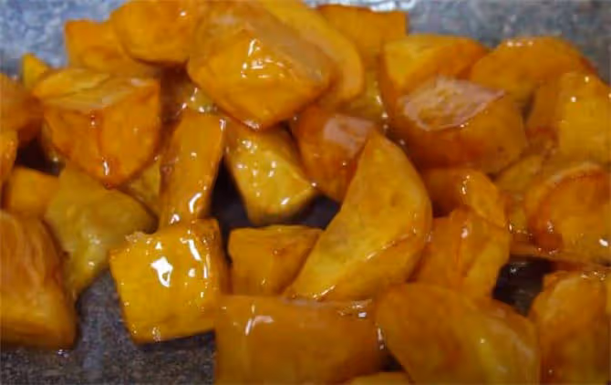 做拔絲地瓜，關鍵要把糖色炒好，甜滋滋亮晶晶，輕鬆拔出千絲萬縷