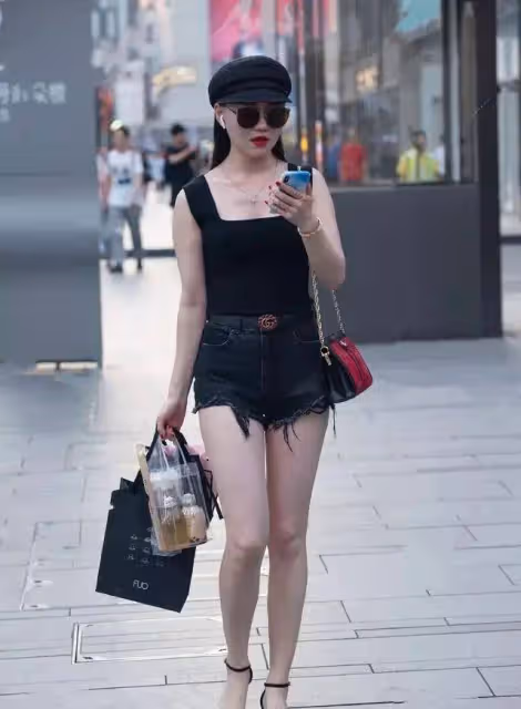 黑色性感弔帶搭配黑色碎邊短褲，講究出彩點，比較簡單