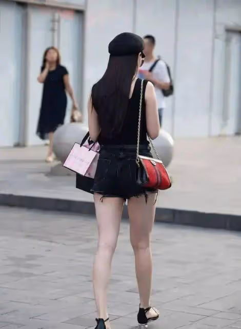 黑色性感弔帶搭配黑色碎邊短褲，講究出彩點，比較簡單