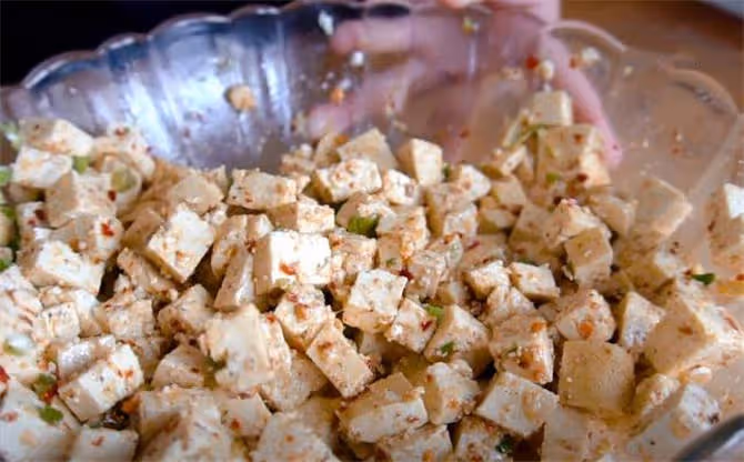 豆腐也能蒸包子，關鍵在調餡方法，香辣鮮美，這做法就是好吃