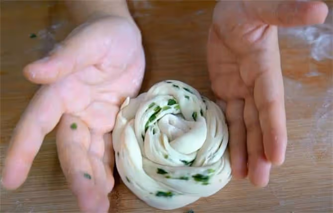 農家香蔥花捲，掌握1個技巧，出層多、蔥花翠綠不變色，越嚼越香
