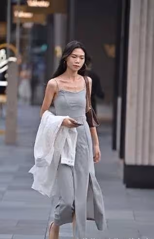 骨感美女的穿搭秘籍，一襲灰色弔帶連衣裙，展示絕佳好氣質