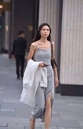 骨感美女的穿搭秘籍，一襲灰色弔帶連衣裙，展示絕佳好氣質