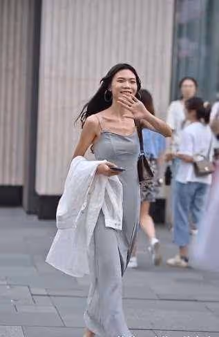 骨感美女的穿搭秘籍，一襲灰色弔帶連衣裙，展示絕佳好氣質