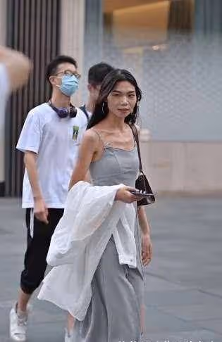 骨感美女的穿搭秘籍，一襲灰色弔帶連衣裙，展示絕佳好氣質