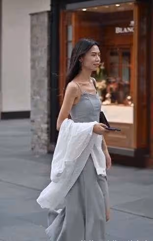 骨感美女的穿搭秘籍，一襲灰色弔帶連衣裙，展示絕佳好氣質