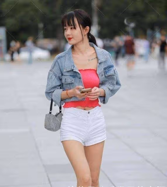 玫紅色弔帶外搭牛仔外套，明亮可愛，里窄外寬的俏皮穿搭