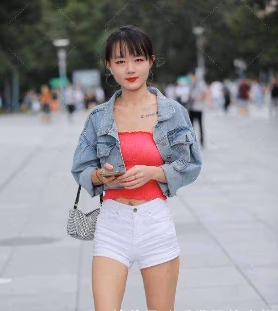 玫紅色弔帶外搭牛仔外套，明亮可愛，里窄外寬的俏皮穿搭