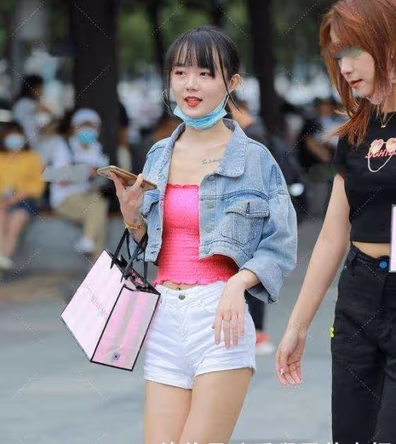 玫紅色弔帶外搭牛仔外套，明亮可愛，里窄外寬的俏皮穿搭