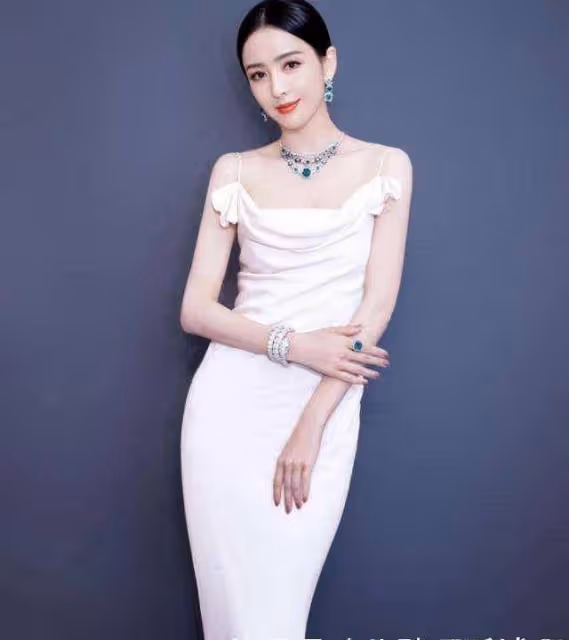 佟麗婭越來越「嫩」，穿白色弔帶連衣裙配馬尾辮，減齡感十足