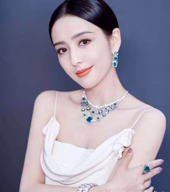 佟麗婭越來越「嫩」，穿白色弔帶連衣裙配馬尾辮，減齡感十足