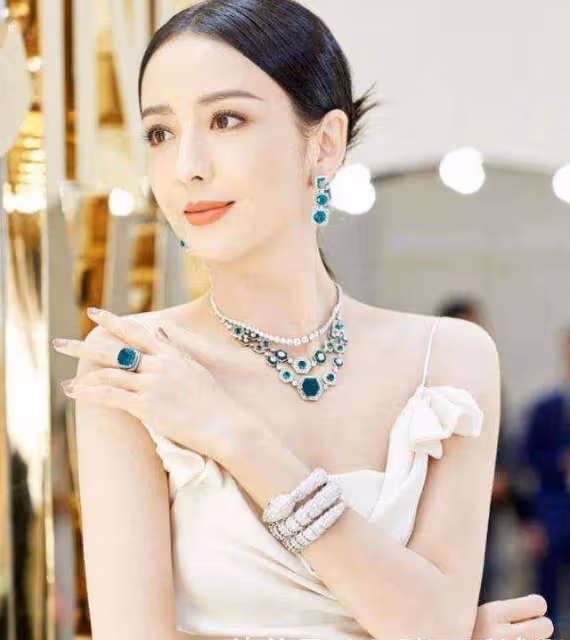 佟麗婭越來越「嫩」，穿白色弔帶連衣裙配馬尾辮，減齡感十足