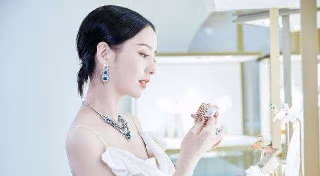 佟麗婭越來越「嫩」，穿白色弔帶連衣裙配馬尾辮，減齡感十足