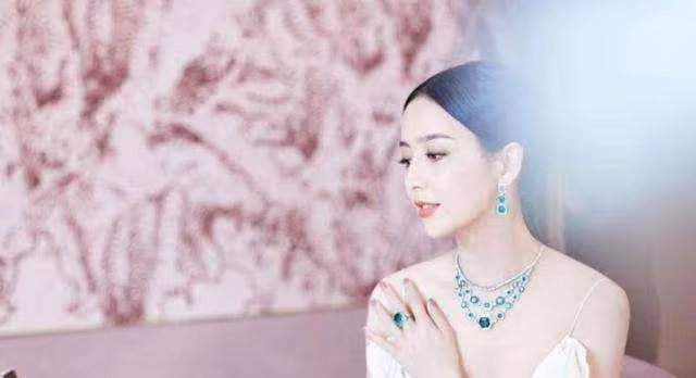 佟麗婭越來越「嫩」，穿白色弔帶連衣裙配馬尾辮，減齡感十足