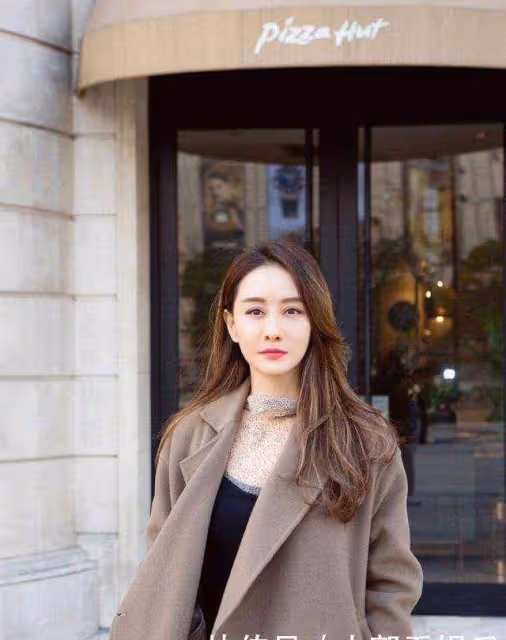 陳德容復出營業美出新高度，穿大衣配弔帶裙甜美減齡，被驚艷了