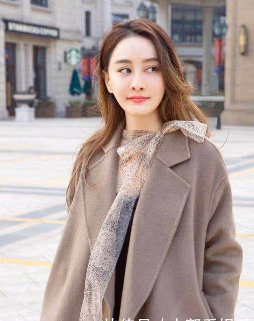 陳德容復出營業美出新高度，穿大衣配弔帶裙甜美減齡，被驚艷了