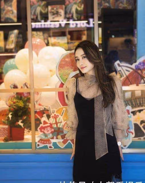 陳德容復出營業美出新高度，穿大衣配弔帶裙甜美減齡，被驚艷了