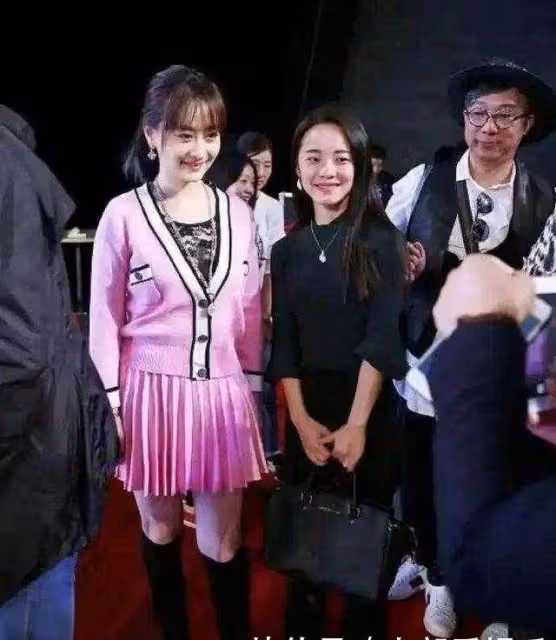 陳德容復出營業美出新高度，穿大衣配弔帶裙甜美減齡，被驚艷了