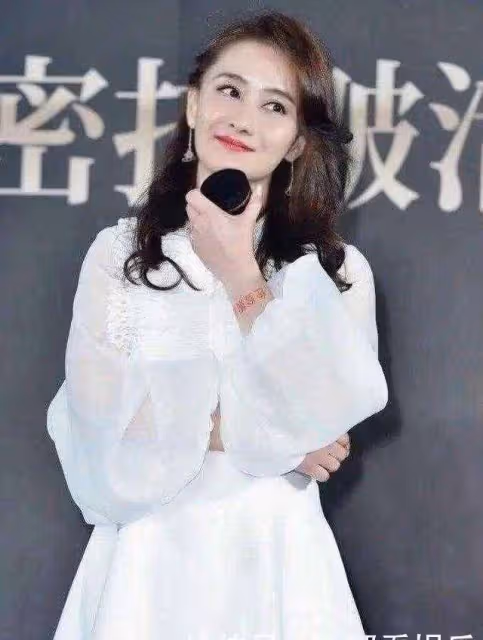 陳德容復出營業美出新高度，穿大衣配弔帶裙甜美減齡，被驚艷了
