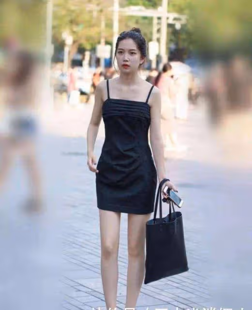 白色露肩弔帶搭配闊腿裙，簡單大方，更顯氣場