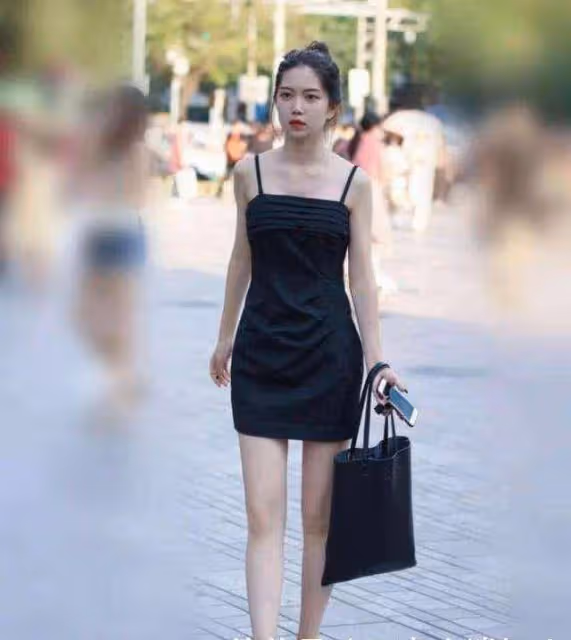 白色露肩弔帶搭配闊腿裙，簡單大方，更顯氣場