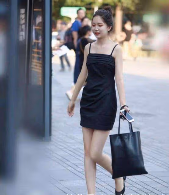 白色露肩弔帶搭配闊腿裙，簡單大方，更顯氣場