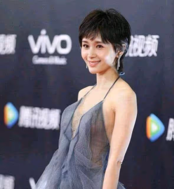 有種「性感」叫王子文，看到她的「50度弔帶裙」就知道，啥叫「招牌身材」