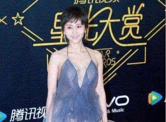 有種「性感」叫王子文，看到她的「50度弔帶裙」就知道，啥叫「招牌身材」